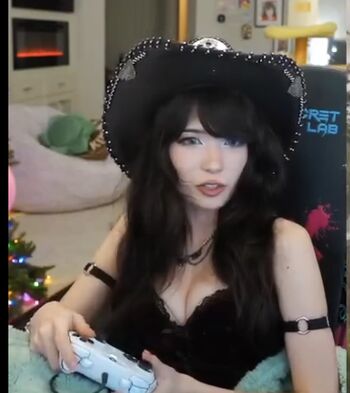 Emiru  page leaked private photo uncensored HD quality