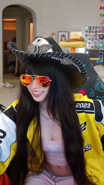 Emiru  page leaked private photo uncensored HD quality