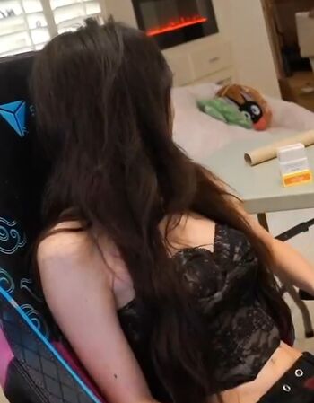 Emiru  page leaked private photo uncensored HD quality