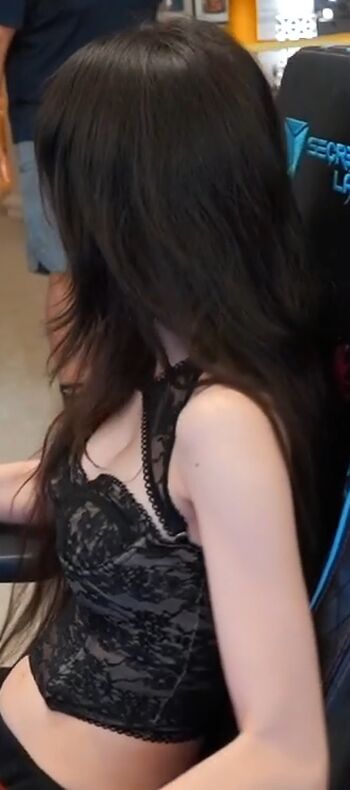 Emiru  page leaked private photo uncensored HD quality