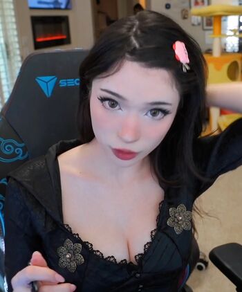 Emiru  page leaked private photo uncensored HD quality