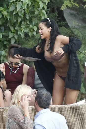 Rihanna  page leaked private photo uncensored HD quality