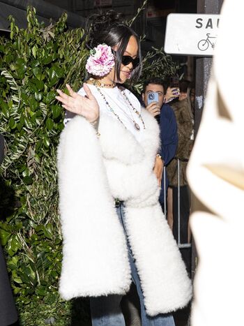 Rihanna  page leaked private photo uncensored HD quality