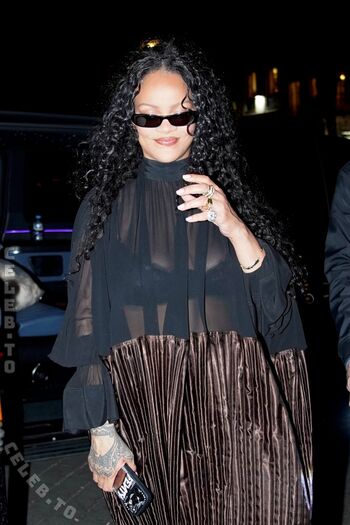 Rihanna  page leaked private photo uncensored HD quality