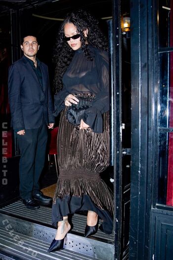Rihanna  page leaked private photo uncensored HD quality