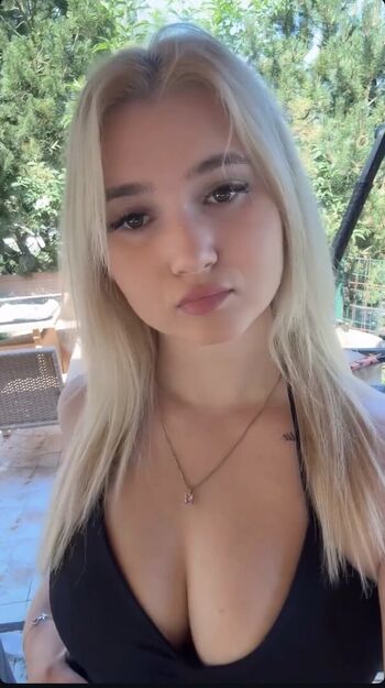 Sexy young mom leaked private photo uncensored HD quality