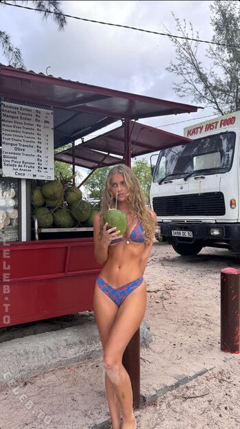 Zoe kaeppele  page leaked private photo uncensored HD quality