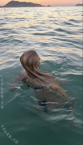 Zoe kaeppele  page leaked private photo uncensored HD quality