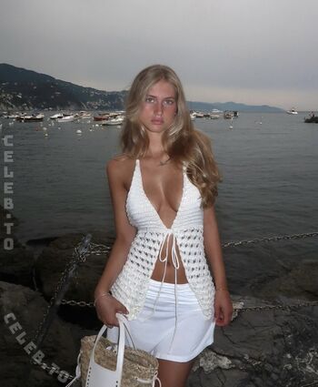 Zoe kaeppele  page leaked private photo uncensored HD quality